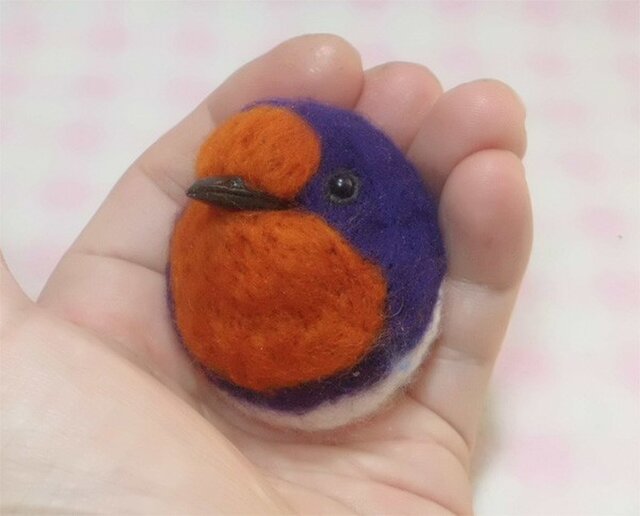 ツバメ☆選べる2タイプ☆(Aマグネット・Bクリップ付ブローチピン) ころころ丸顔♪ 羊毛の小鳥 【受注製作】の画像1枚目