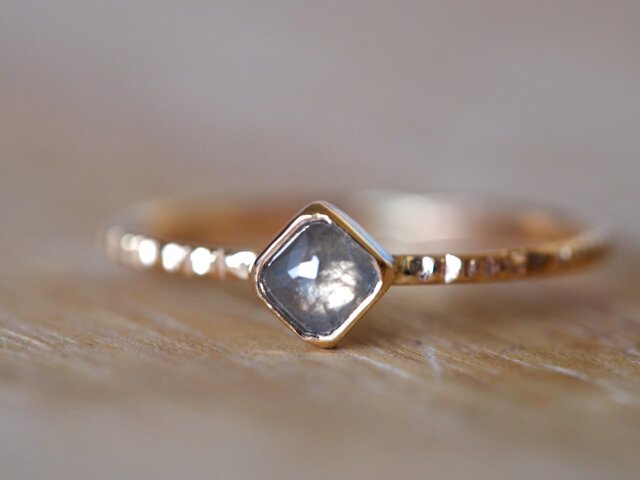 Diagonal Square Diamond Ring Frost Grayの画像1枚目