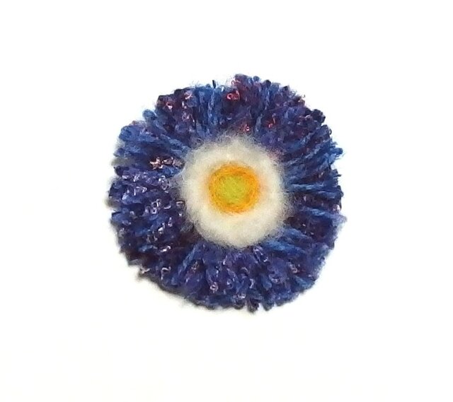 糸のお花のブローチ ミニの画像1枚目