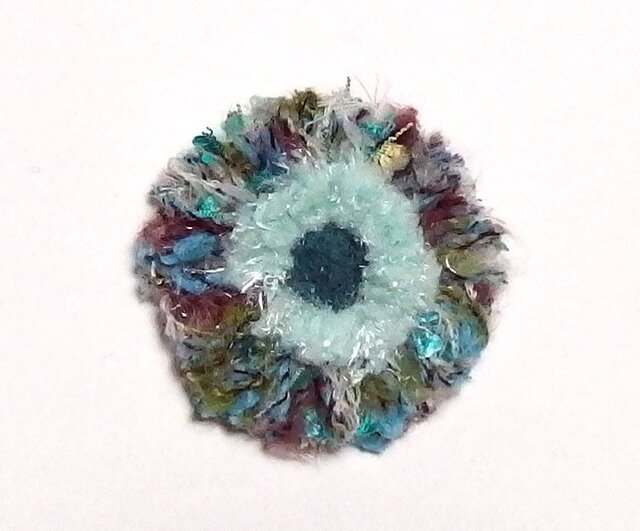 糸のお花のブローチ ミニの画像1枚目