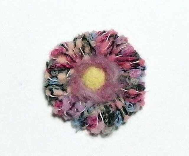 糸のお花のブローチ ミニの画像1枚目
