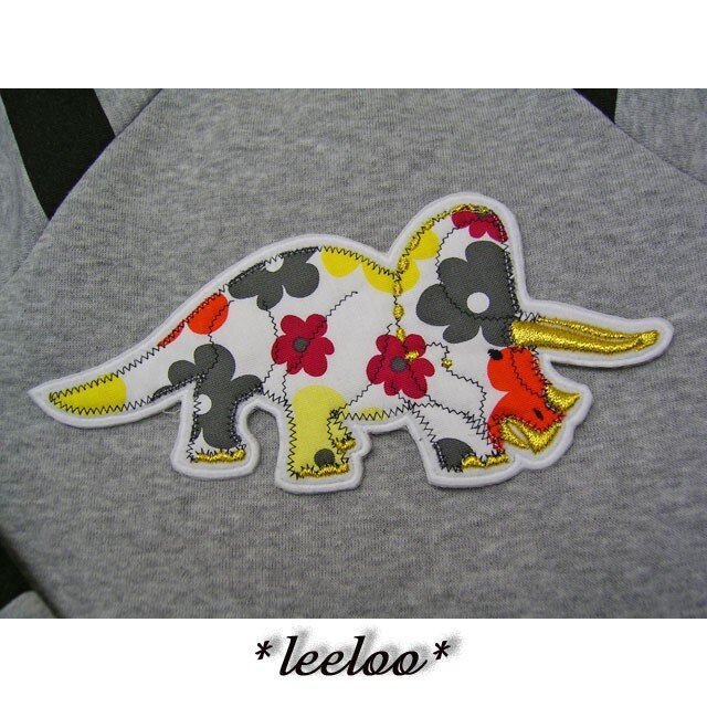 ★恐竜トリケラトプス★アップリケ刺繍ワッペン★アイロン接着の画像1枚目