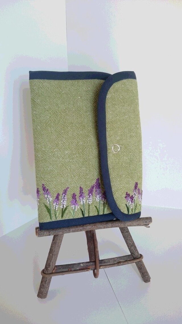 ラベンダー刺繍のマルチケースの画像1枚目