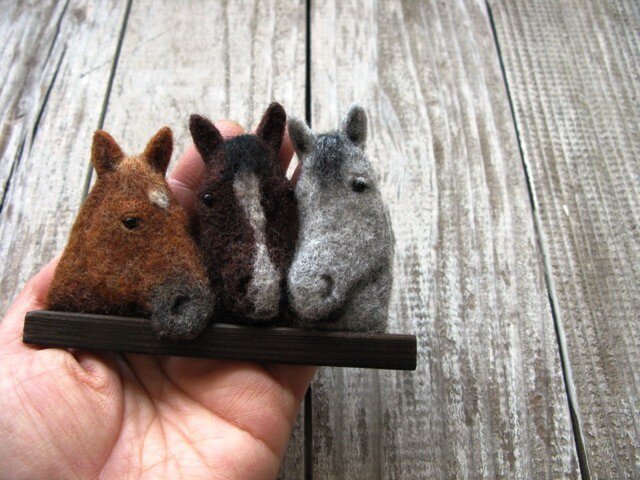 Babbi様ご予約の品 子馬のブローチの画像1枚目