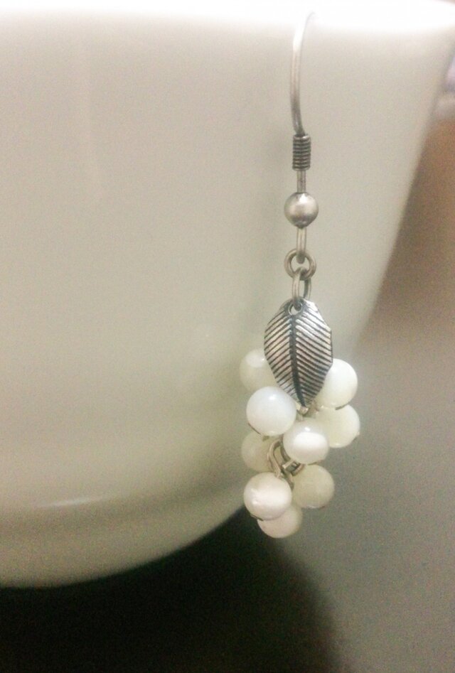葡萄のピアス*マザーオブパールの画像1枚目