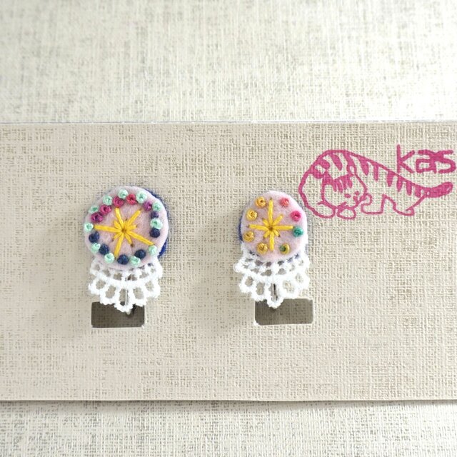 手刺繍イヤリング「春色まる大小」の画像1枚目
