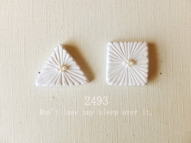真っ白な三角と四角のお花のブローチの画像1枚目