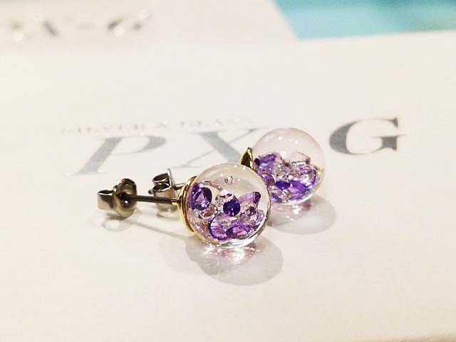 Bijou glass ゴールドチタンピアス パープルピンクカラーの画像1枚目