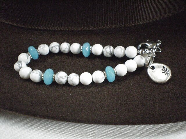 white braceletの画像1枚目