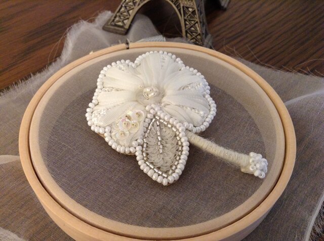 花の刺繍ブローチⅣ(ホワイト)の画像1枚目