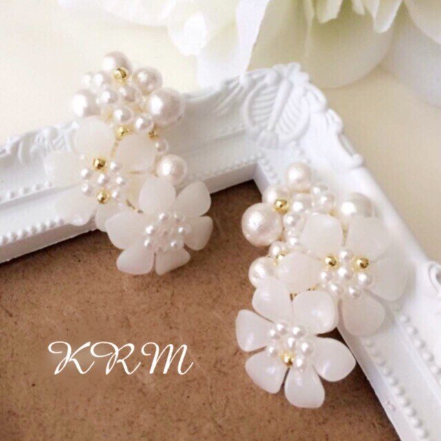 《限定販売!》真っ白*お花ピアスの画像1枚目