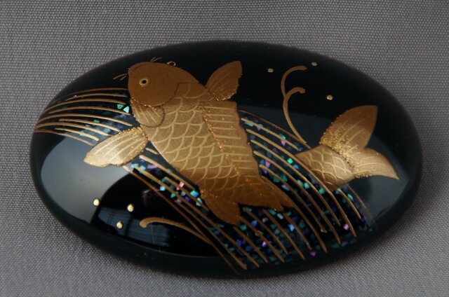 本堅地・漆塗・鯉蒔絵帯留の画像1枚目