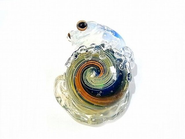 カタツムリ 【 kengtaro / ケンタロー 】 カタツムリにつかまるカエル ボロシリケイトガラスの画像1枚目