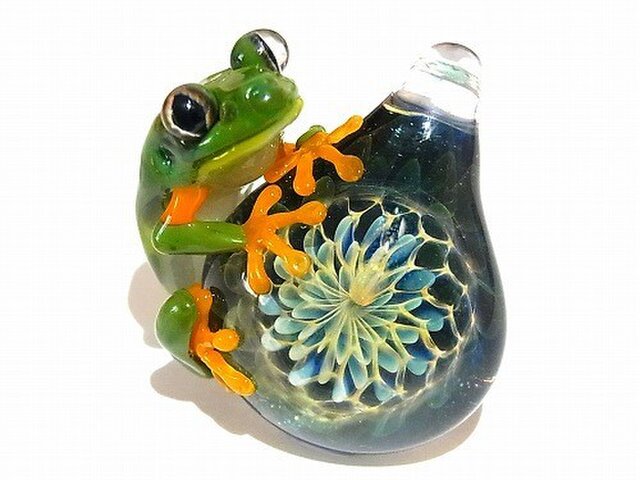 空 (アカメアマガエル) ペンダント トップ【ケンタロー】リアルなアカメアマガエルとブラックオパール ボロシリケイトガラスの画像1枚目