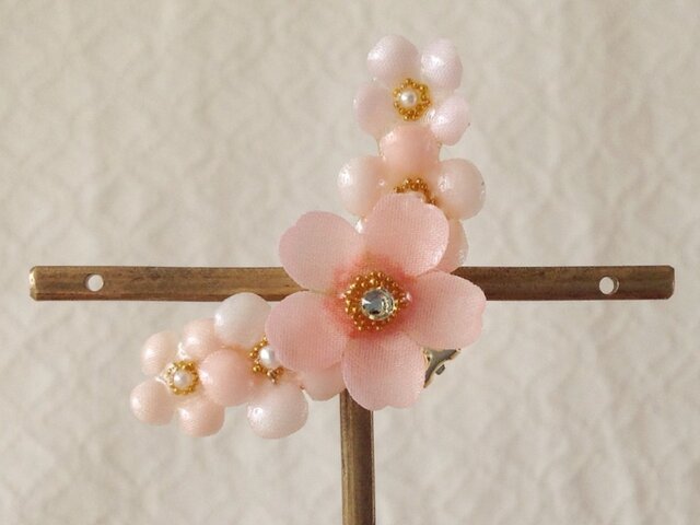 染め花を樹脂加工した桜と小花の三日月型片耳イヤーカフ(ピンク)の画像1枚目