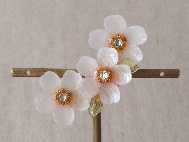 染め花を樹脂加工した桜の三日月型片耳イヤーカフ(ホワイトピンク)の画像1枚目