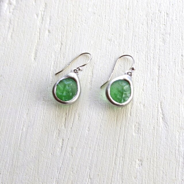 ガラスのピアス forest green(plants)の画像1枚目