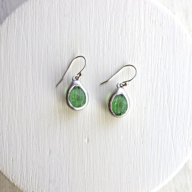 ガラスのピアス forest green(leaf)の画像1枚目