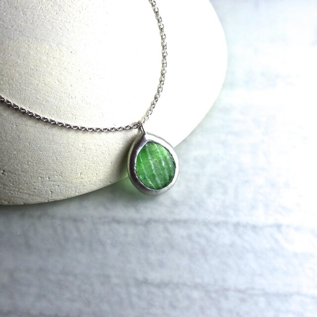 ガラスのネックレス forest green(leaf)の画像1枚目