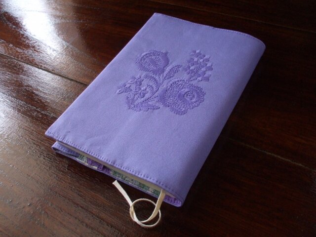 花刺繍(1色)の文庫本ブックカバー パープルの画像1枚目