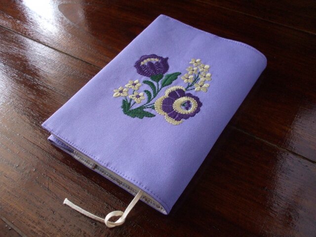花刺繍(3色)の文庫本ブックカバー パープルの画像1枚目