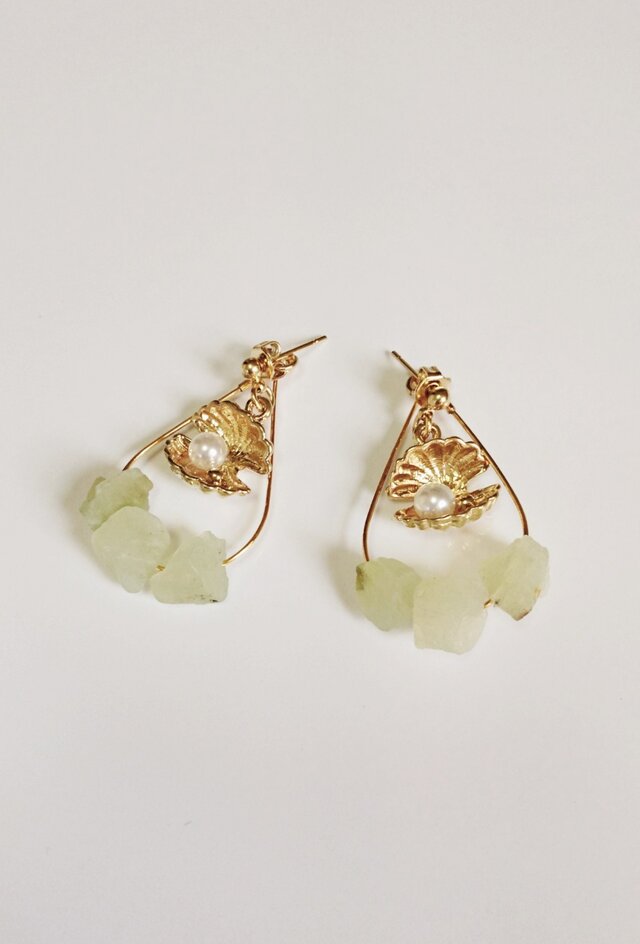 天然原石使用 ニュージェイド×シェルピアス・イヤリングの画像1枚目