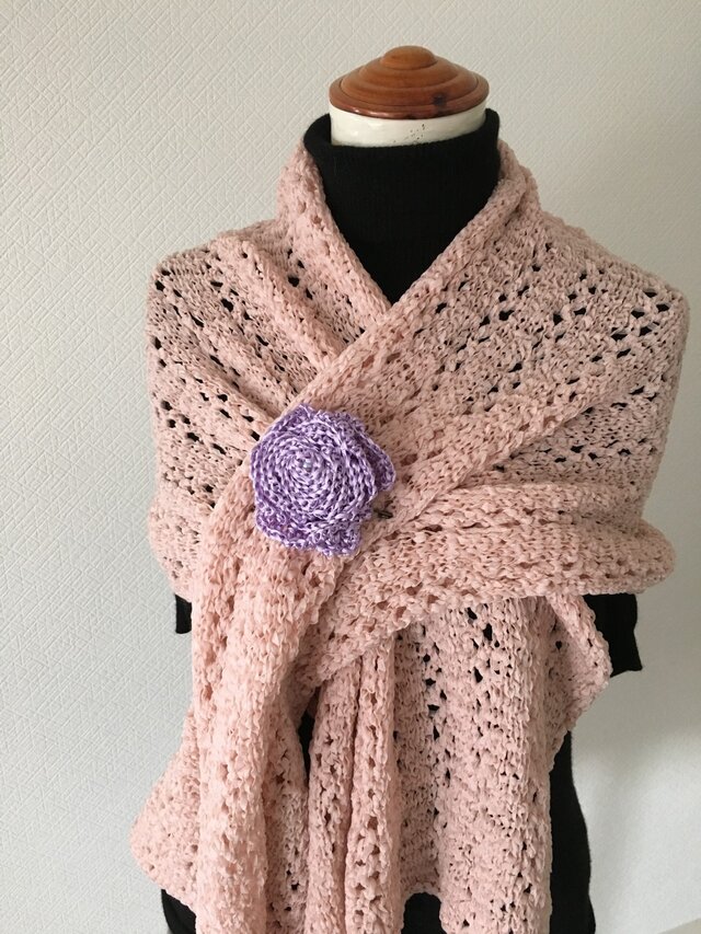 薄桃の花びらをまとうストールの画像1枚目