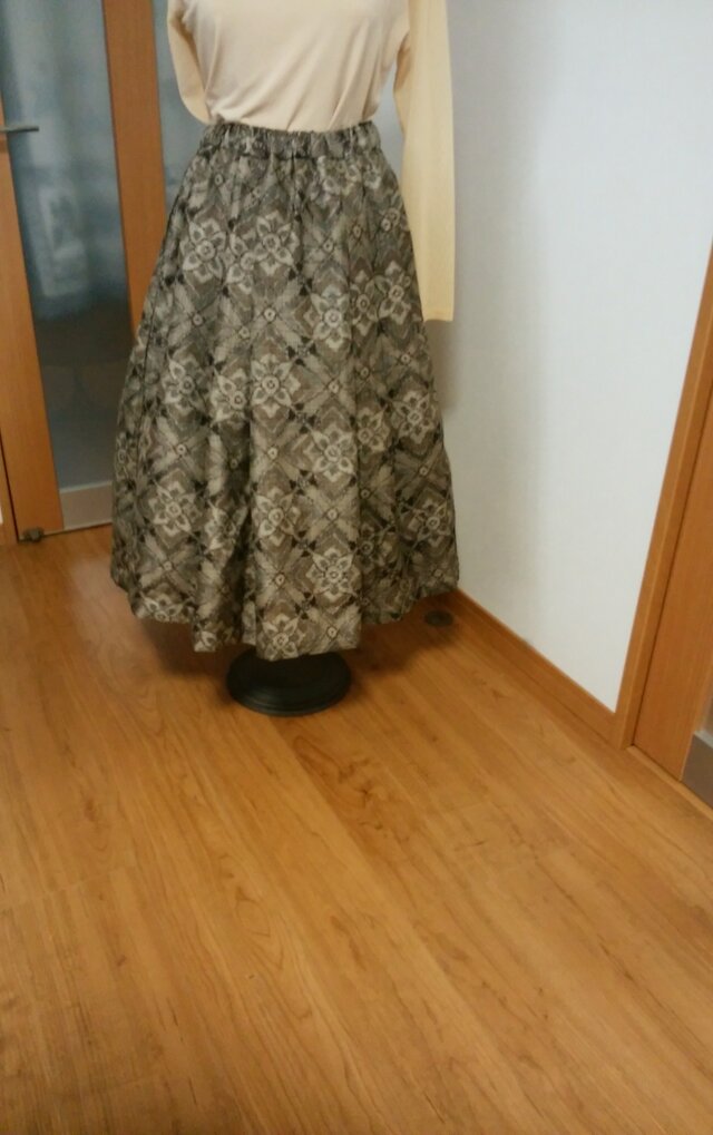シックな柄のスカート 1点品の画像1枚目