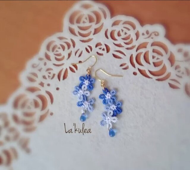 【受注生産】小花のピアス*グラデーションブルーの画像1枚目