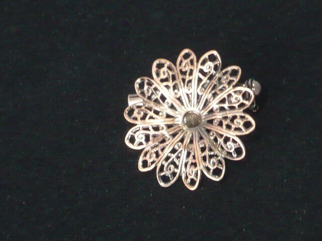 【ブローチ】透かし花(金古美)の画像1枚目