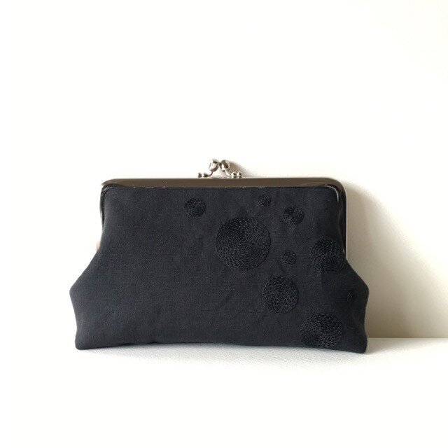 黒ドット　18センチリネンがま口ポーチ