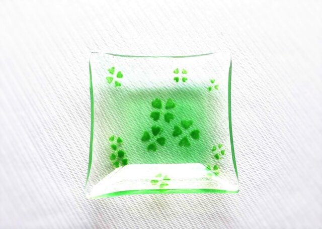 語らいの食卓にクローバーの四角の豆皿の画像1枚目