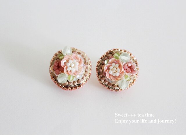 桜の園★フランス製スパンコールと天然石の刺繍ピアスの画像1枚目