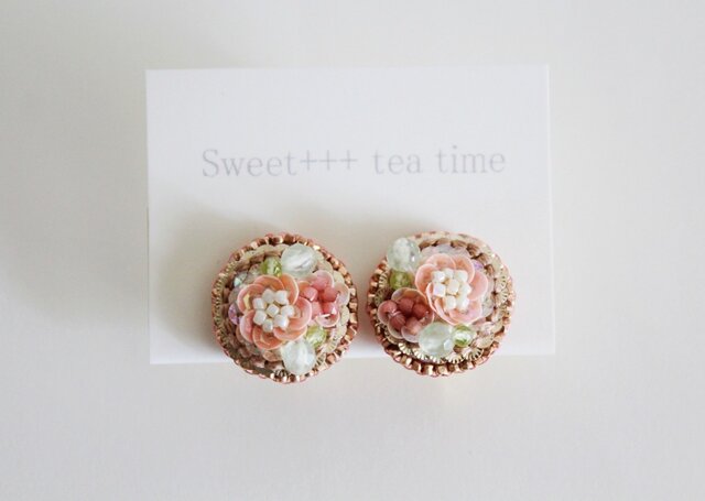 桜の園★フランス製スパンコールと天然石の刺繍イヤリングの画像1枚目