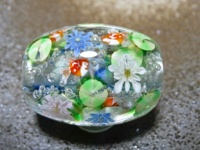 睡蓮と金魚のとんぼ玉（ガラス玉） | iichi 日々の暮らしを