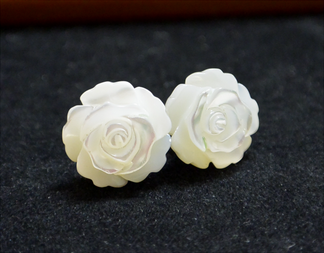 白薔薇の一粒ピアス(チタンポスト)の画像1枚目