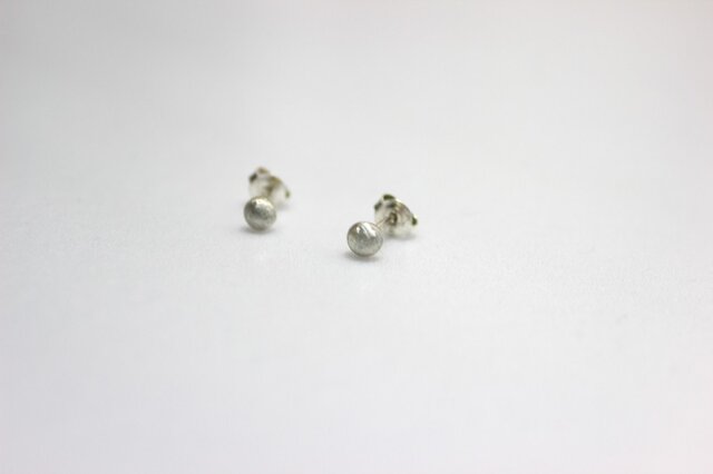 小粒のピアス silverの画像1枚目
