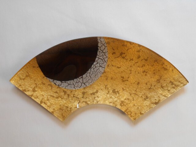 金彩ガラス皿 扇形 月に迷彩 純金箔・ﾌﾟﾗﾁﾅ箔 飾り皿 | iichi