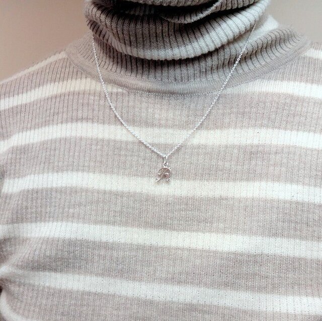 HYEON アルファベットR ネックレス イニシャル”R” 筆記体アルファベットペンダント P092 | iichi 日々の