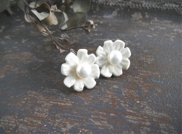 jewel pottery pierce/earring(白い花)の画像1枚目