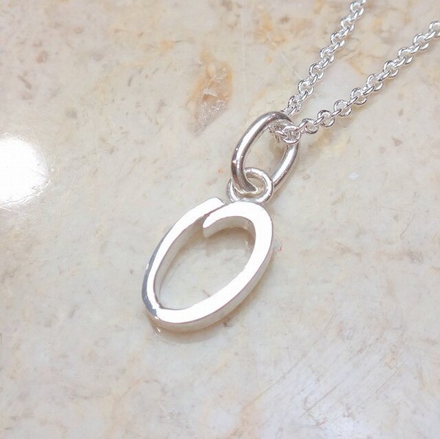 イニシャル O 筆記体アルファベットペンダント P091 Iichi ハンドメイド クラフト作品 手仕事品の通販