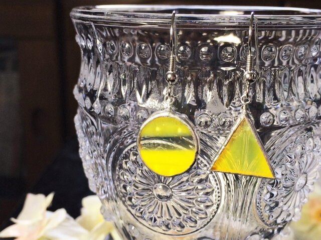 ステンドグラス アシンメトリーピアス~さんかく丸~イエローの画像1枚目