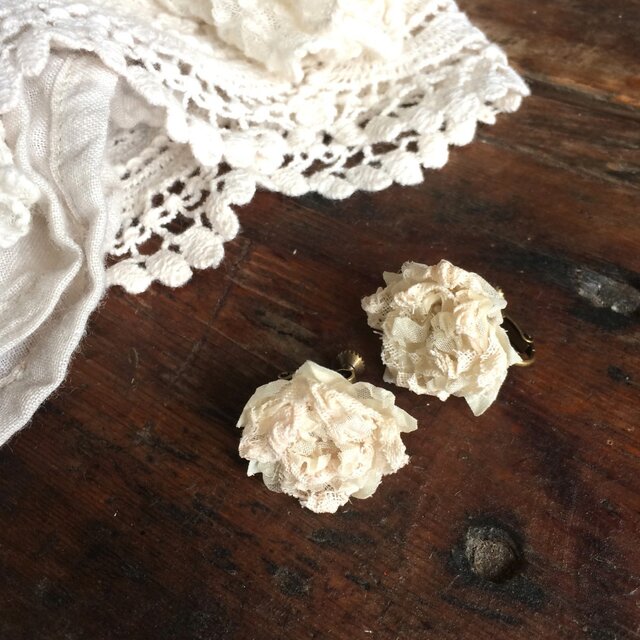 布花イヤリング 淡いベージュピンクのミニ薔薇の画像1枚目