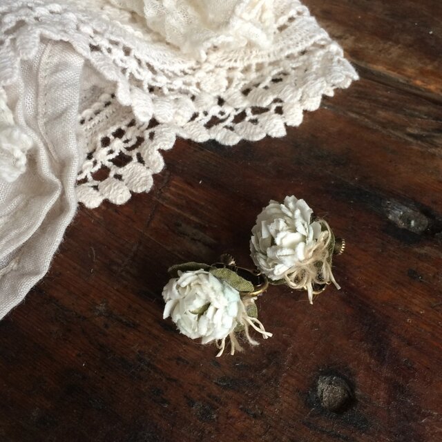 布花イヤリング 白詰草の画像1枚目