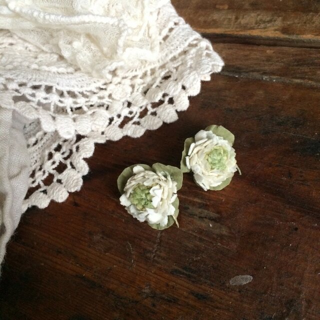 布花ピアス 白詰草の画像1枚目
