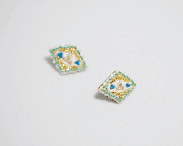 hanamoyo刺繍ピアス whiteの画像1枚目
