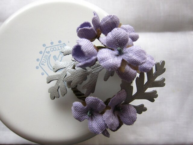 すみれと白妙菊のリースコサージュの画像1枚目