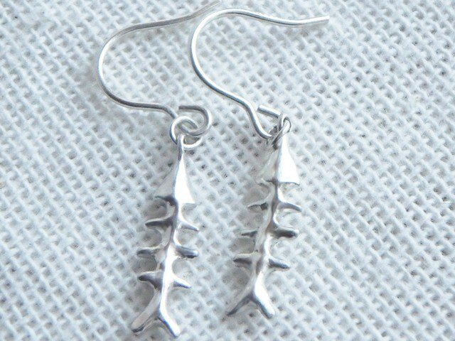 魚の骨のシルバーネックレスの画像1枚目