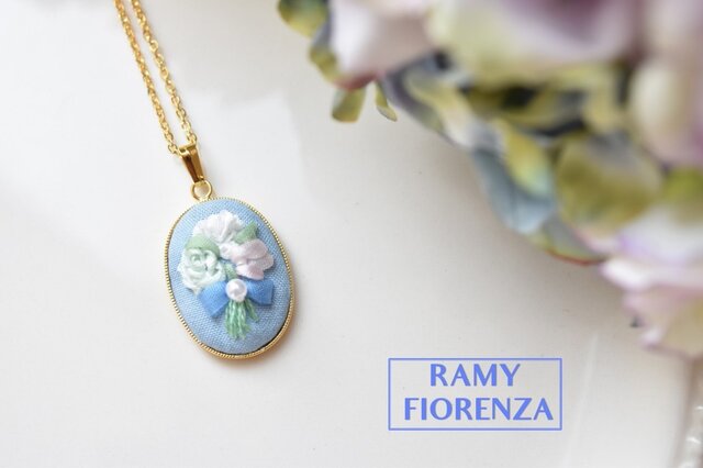 ふっくら水色の花束のロングネックレスの画像1枚目