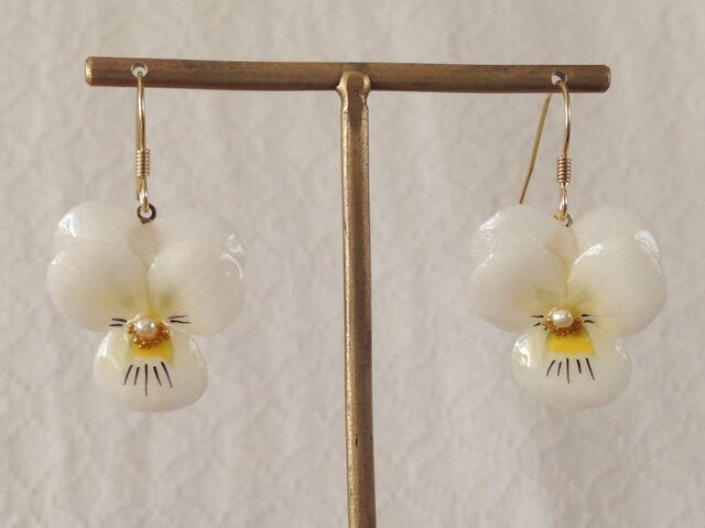 染め花を樹脂加工したビオラぶら下がりピアス(S・ホワイト)の画像1枚目